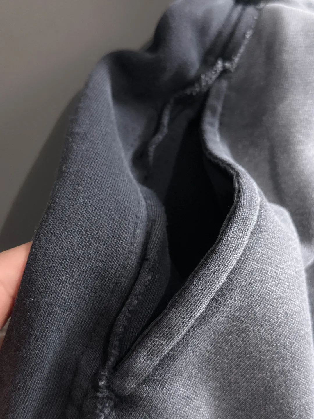 Next day shipment P360 Stone lsland/Stone Island Exclusively launches 25ss autumn and winter new high-quality trousers. Compare real-life details at will. Craftsmanship that ordinary small workshops cannot copy. Top-level ZP development. Unique imported fabric feel. Purely imported German machine production. Precision operation. Ten thousand needle density. A pair of trousers with rich details. You can see the development strength. A full set of new accessories are customized simultaneously. Simple yet elegant. Soft, delicate and comfortable. The upper body is versatile and fashionable. A perfect choice for autumn and winter. A must-have item. Loose fit. Please refer to the size chart when placing an order: S to XL (or state your height and weight when placing an order)